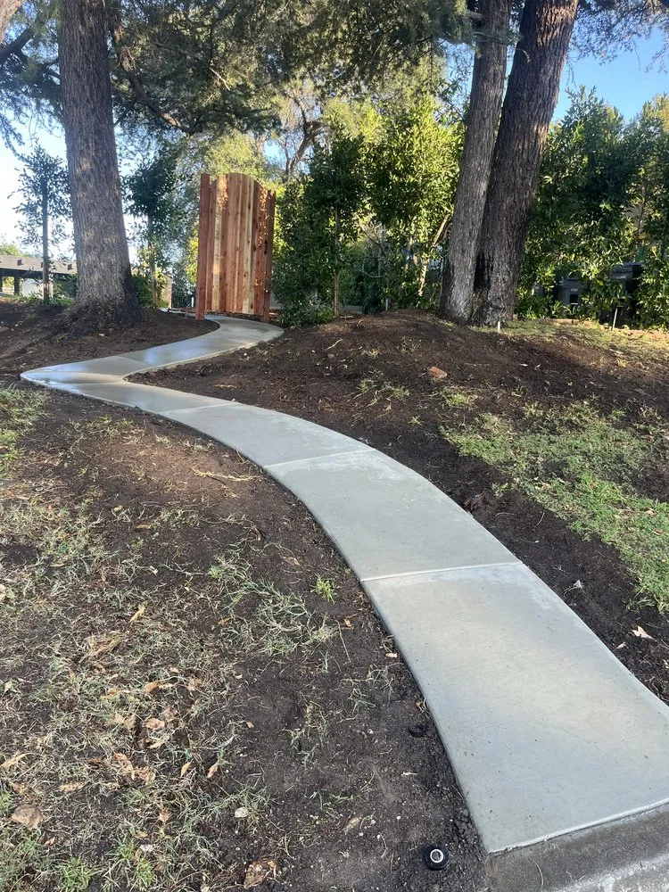 Custom yard maintenance experts serving Pomona, CA - Green Leaf Landscaping and Maintenance