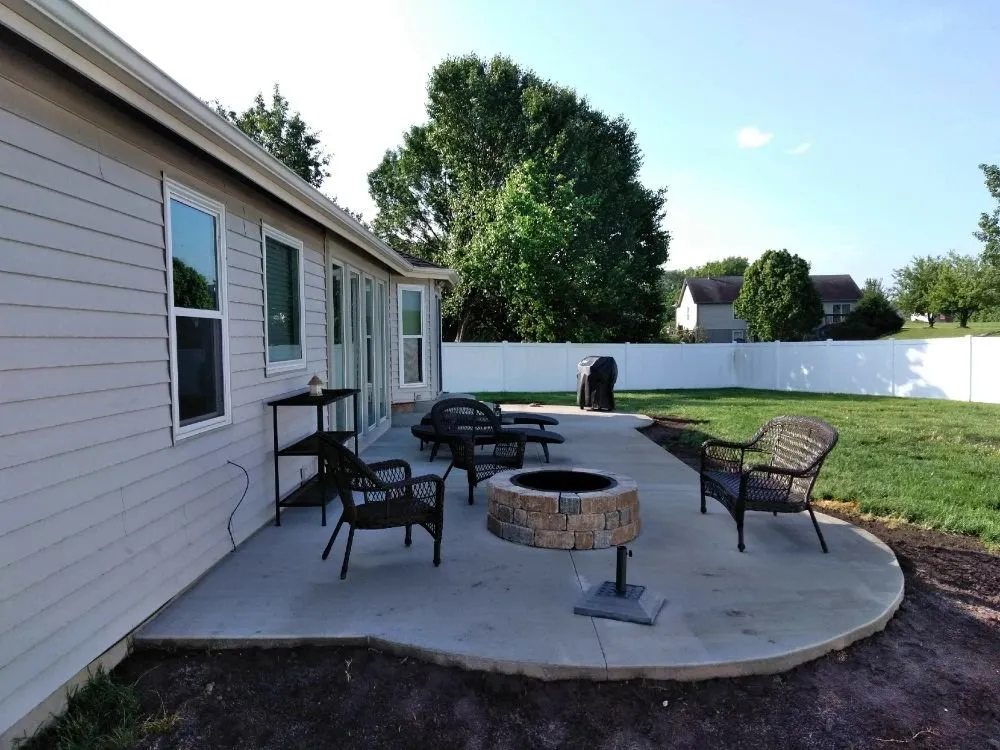 Professional lawn care service experts serving Cottage Hills, IL - Green Leaf Lawn Care