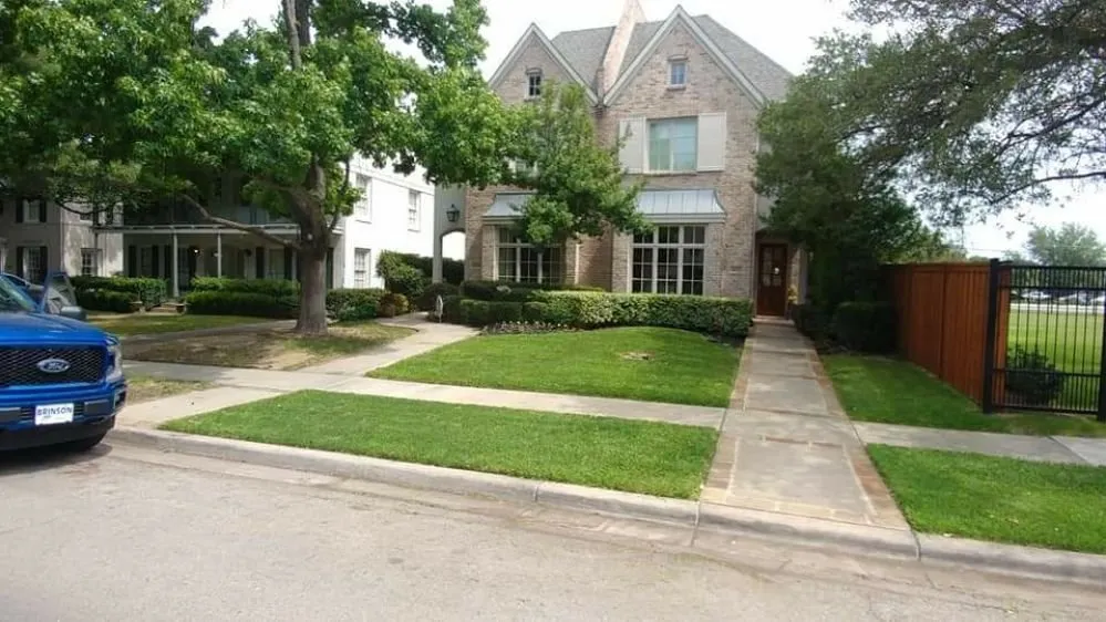 Local lawn care service for homes in Enchanted Oak, TX by Green Leaf Services