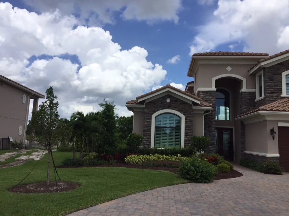 Professional lawn care service experts serving Coral Springs, FL - Green Life