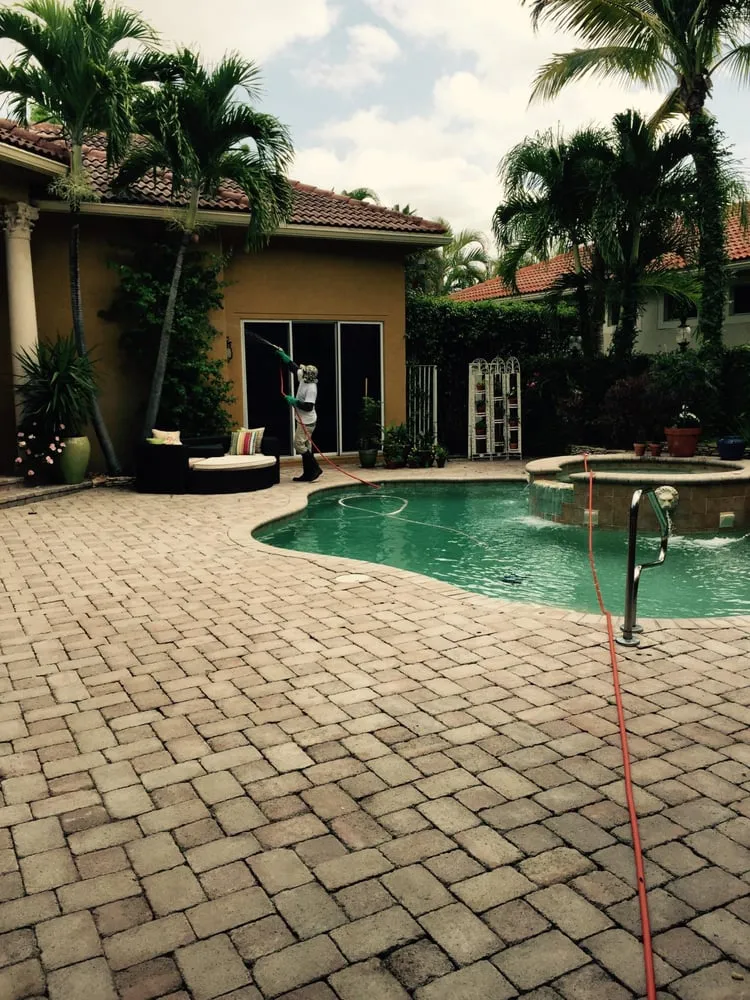 Top-rated lawn care service in Coral Springs, FL - Green Life