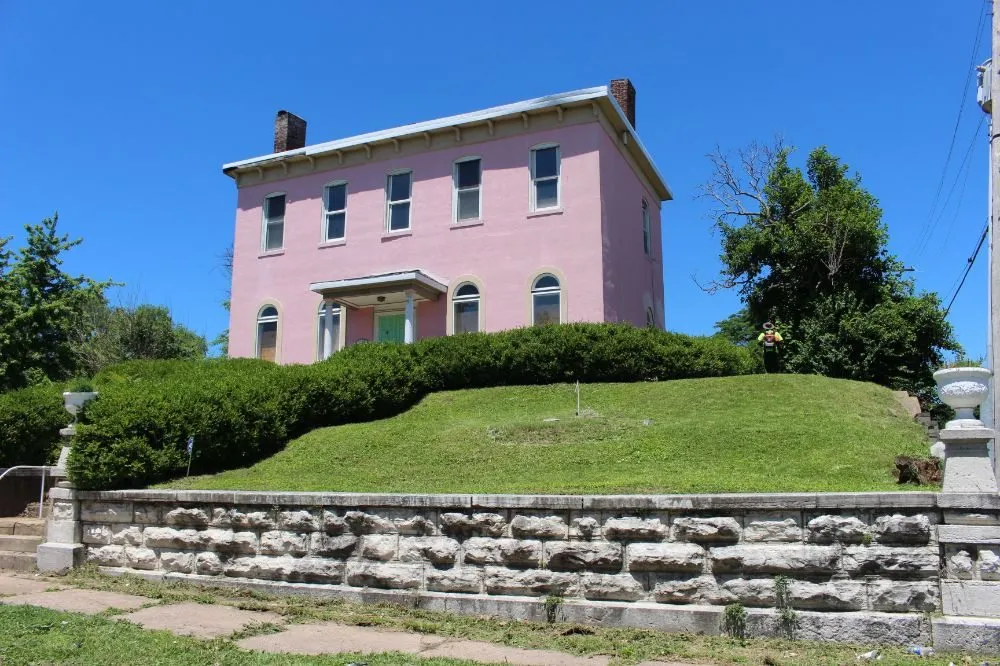 Professional lawn mowing service experts serving Ofallon, MO - Green Life Lawn Care and Landscaping