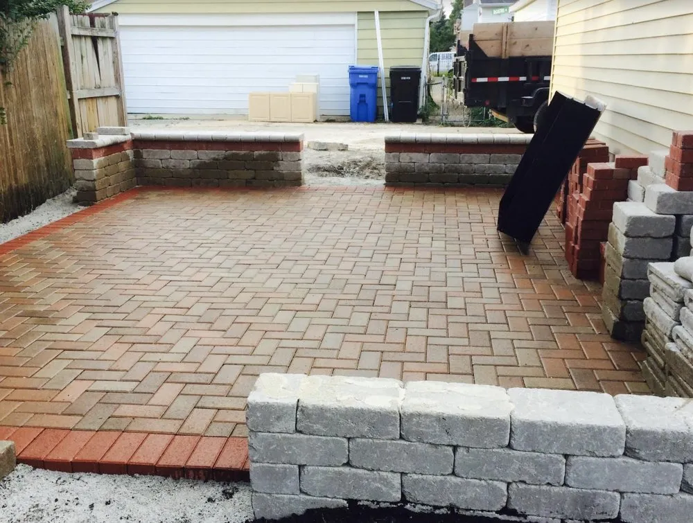 Custom lawn mowing service with custom design in Des Plaines, IL by Green Master Turf Inc