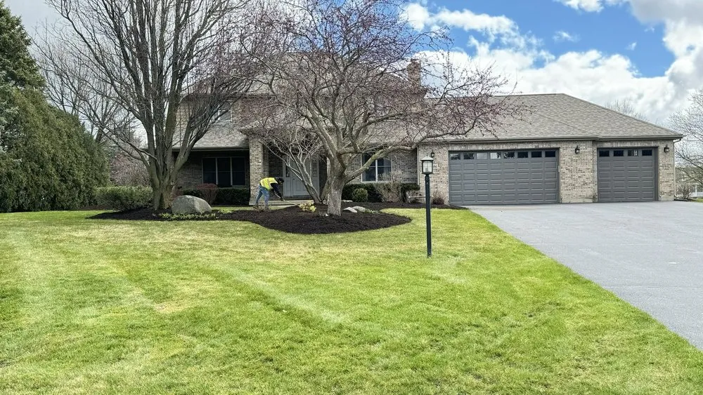 Top-rated yard maintenance for residential properties in Round Lake Beach, IL by Green Oak Landscapes