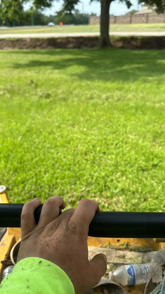 Local lawn mowing service experts serving Richmond, TX - Green Paradise Landscaping