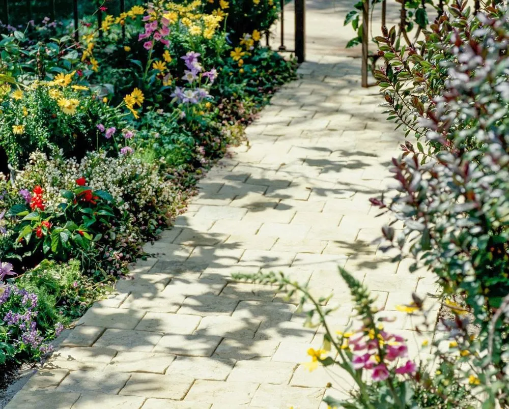 Expert residential landscaping for beautiful yards in Blue Springs, MS by Green Thumb