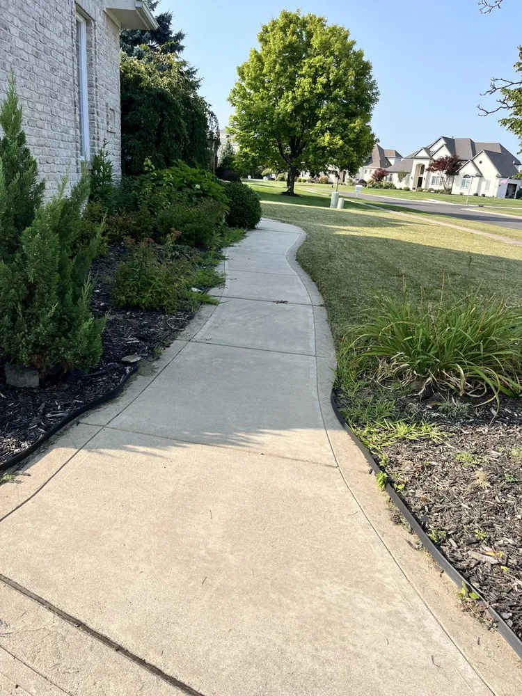 Local lawn mowing service experts serving Toledo, OH - Green Thumb Lawn Care