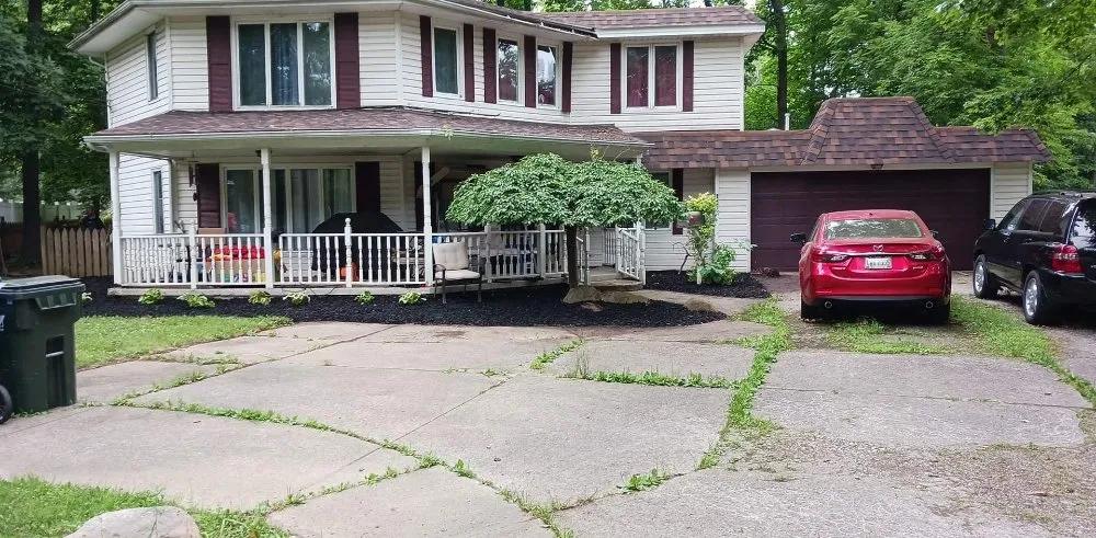 Professional yard maintenance in Lorain, OH - Green Thumb Services