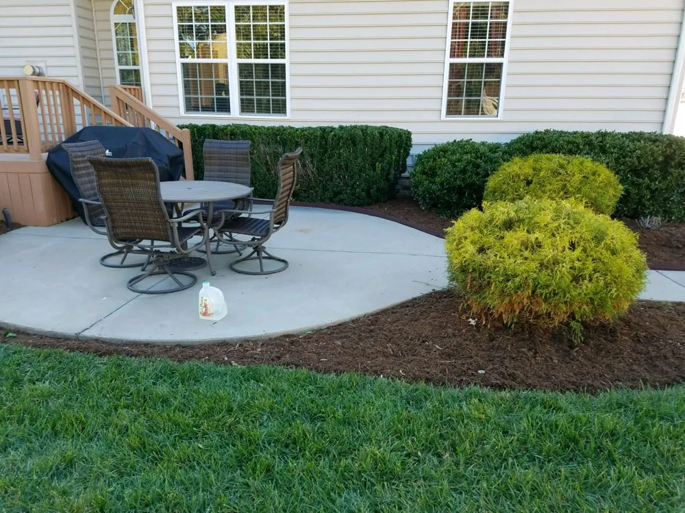 Professional lawn care service experts serving Norfolk, VA - Green Top Lawn