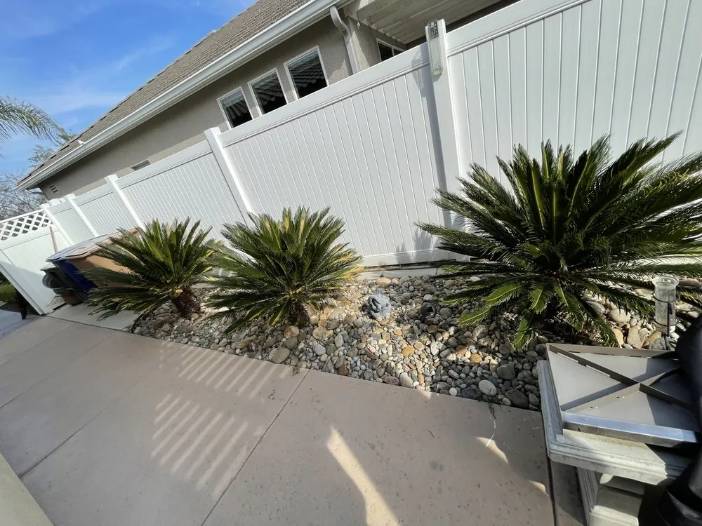 Top-rated garden landscaping for year-round maintenance in Bakersfield, CA by Green Works