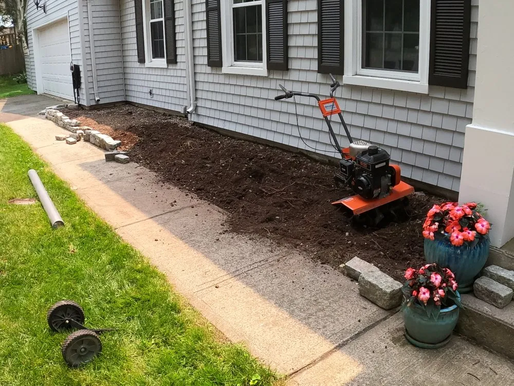 Custom lawn mowing service in East Berlin, CT by Green Works