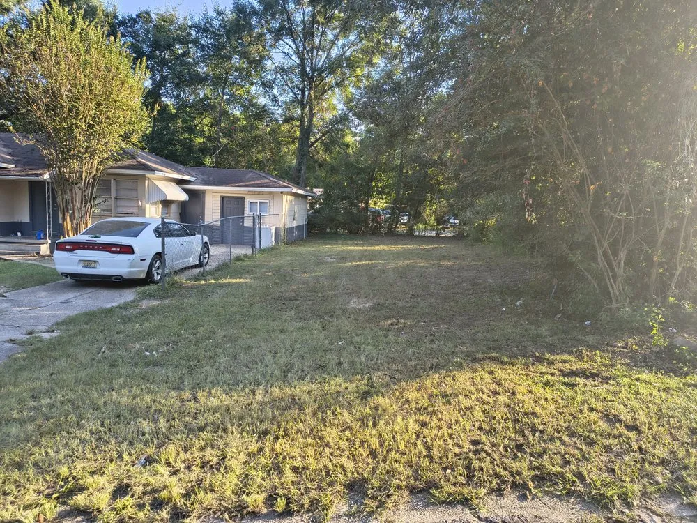 Custom garden landscaping in Pensacola, FL by Green Yards