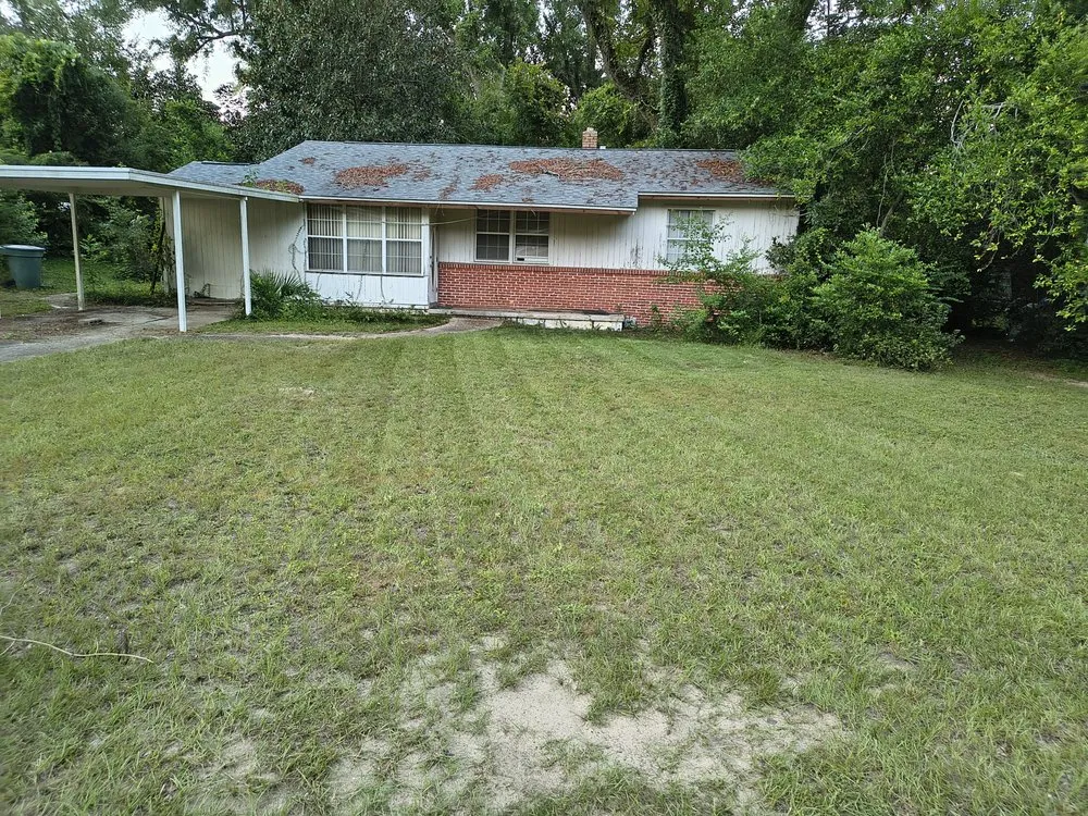 Trusted yard maintenance for homes in Pensacola, FL by Green Yards