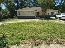 Reliable yard maintenance in Pensacola, FL by Green Yards