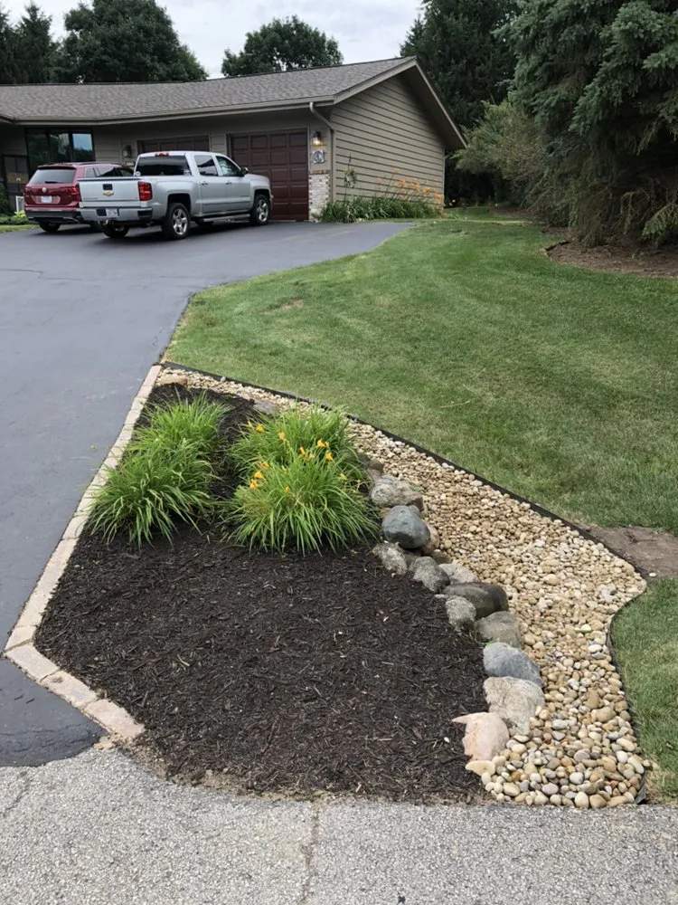 Professional lawn mowing service in Belvidere, IL - GreenCity Lawn Maintenance