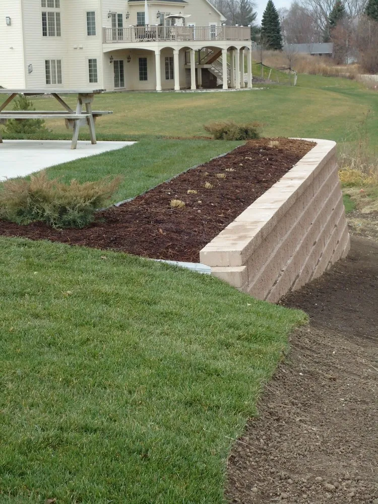 Custom yard maintenance experts serving Milwaukee, WI - Greenfield Landscaping