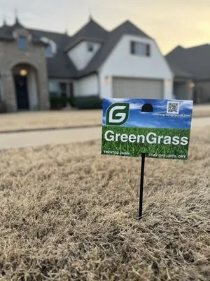 GreenGrass Lawn Care Logo