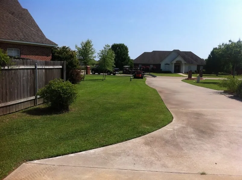 Professional landscaping services experts serving Monroe, LA - GreenGrazz Landscape Services
