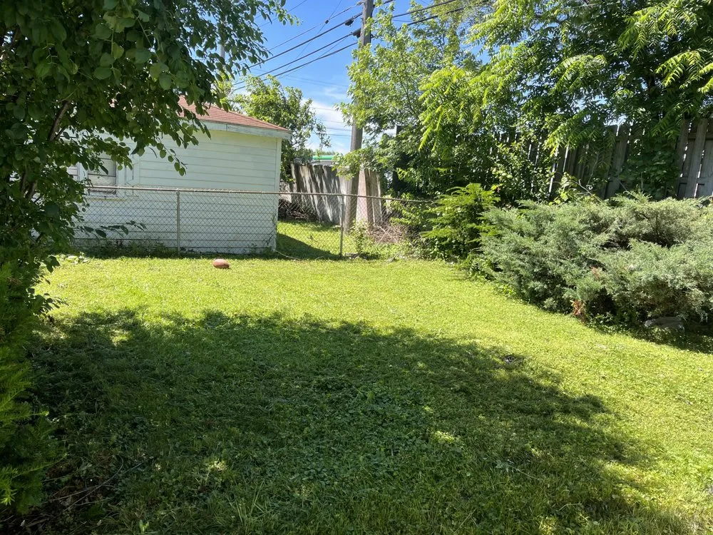 Custom landscape installation experts serving Dearborn Heights, MI - Greenleaf mowing