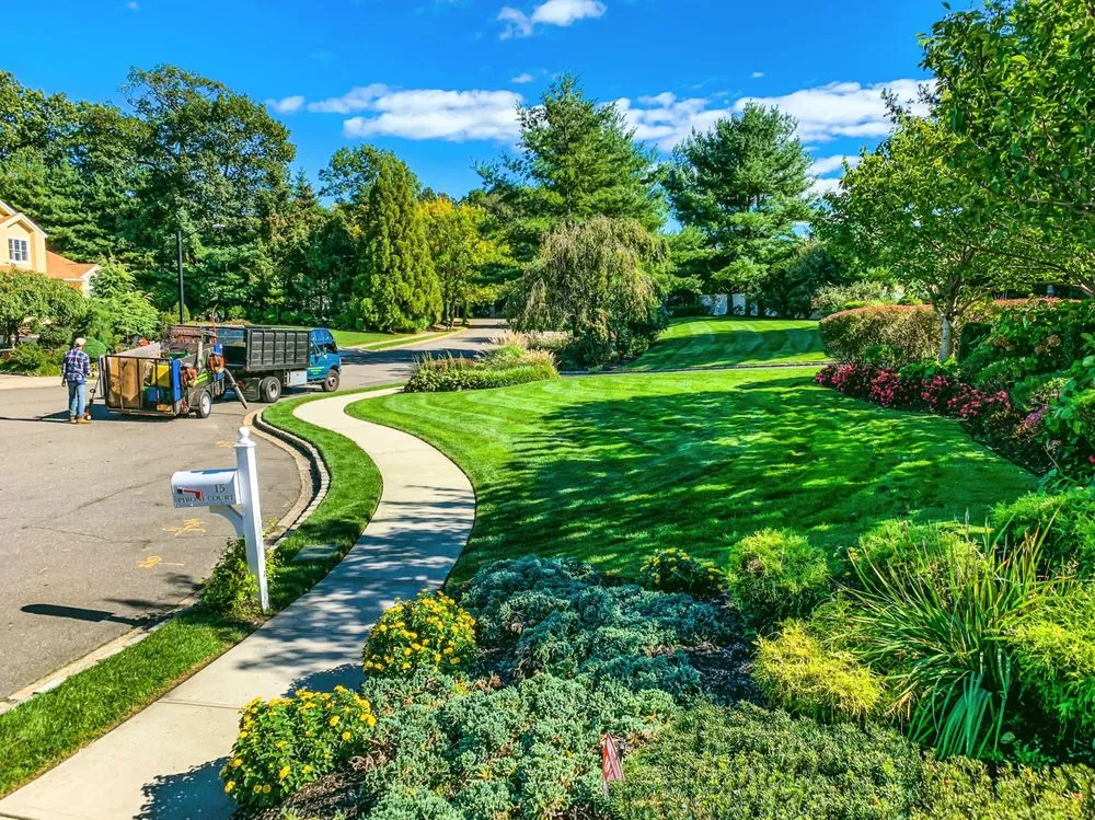 Expert landscaping services for beautiful yards in Syosset, NY by Greensnap