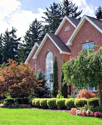 Professional lawn mowing service in Omaha, NE - Greenstar Lawn Management