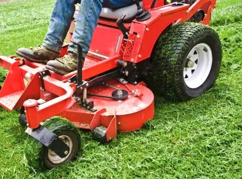 Professional lawn mowing service experts serving Omaha, NE - Greenstar Lawn Management