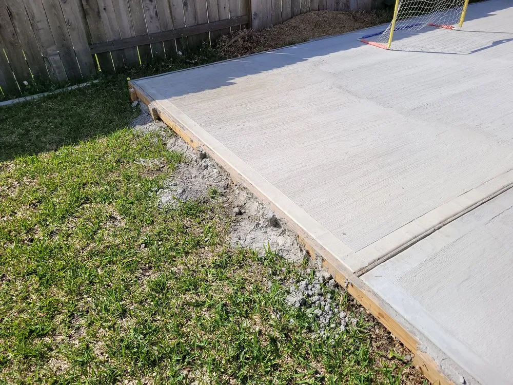 Reliable yard cleanup service for year-round maintenance across Houston, TX - Greenthings Artistic Landscape & Design