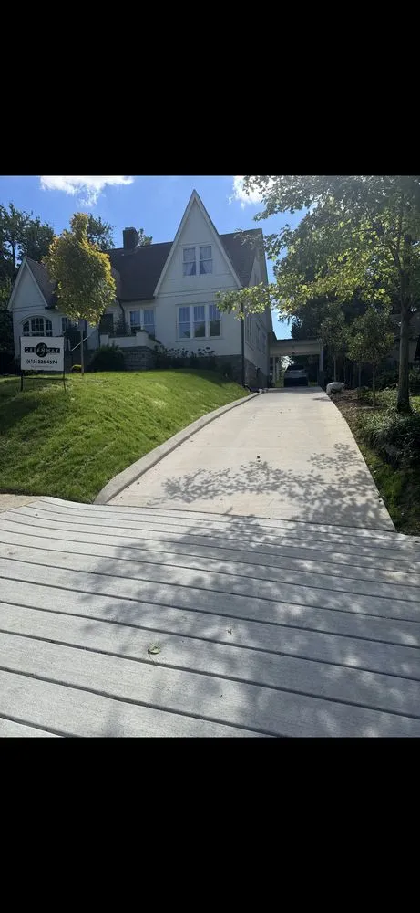 Top-rated lawn mowing service for homes across Nashville, TN - Greenway of Nashville