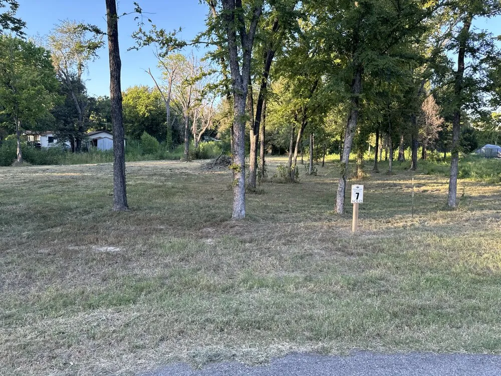 Local yard maintenance experts serving Kemp, TX - Greg’s Custom Mowing