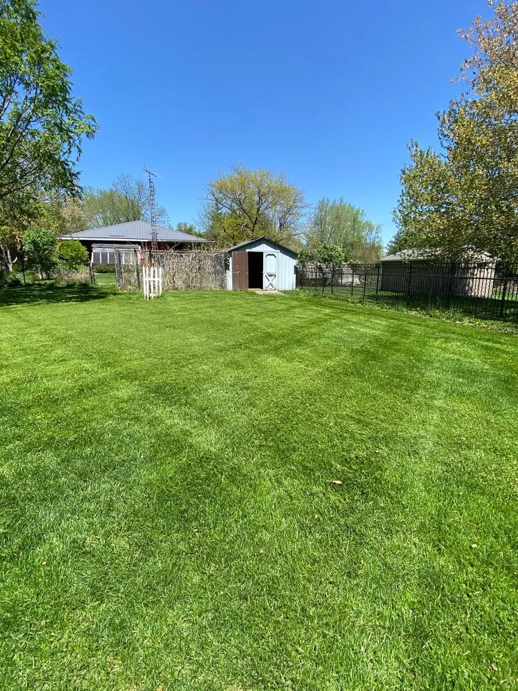 Top-rated lawn mowing service near you in Mahomet, IL by Grizzly Lawn Care