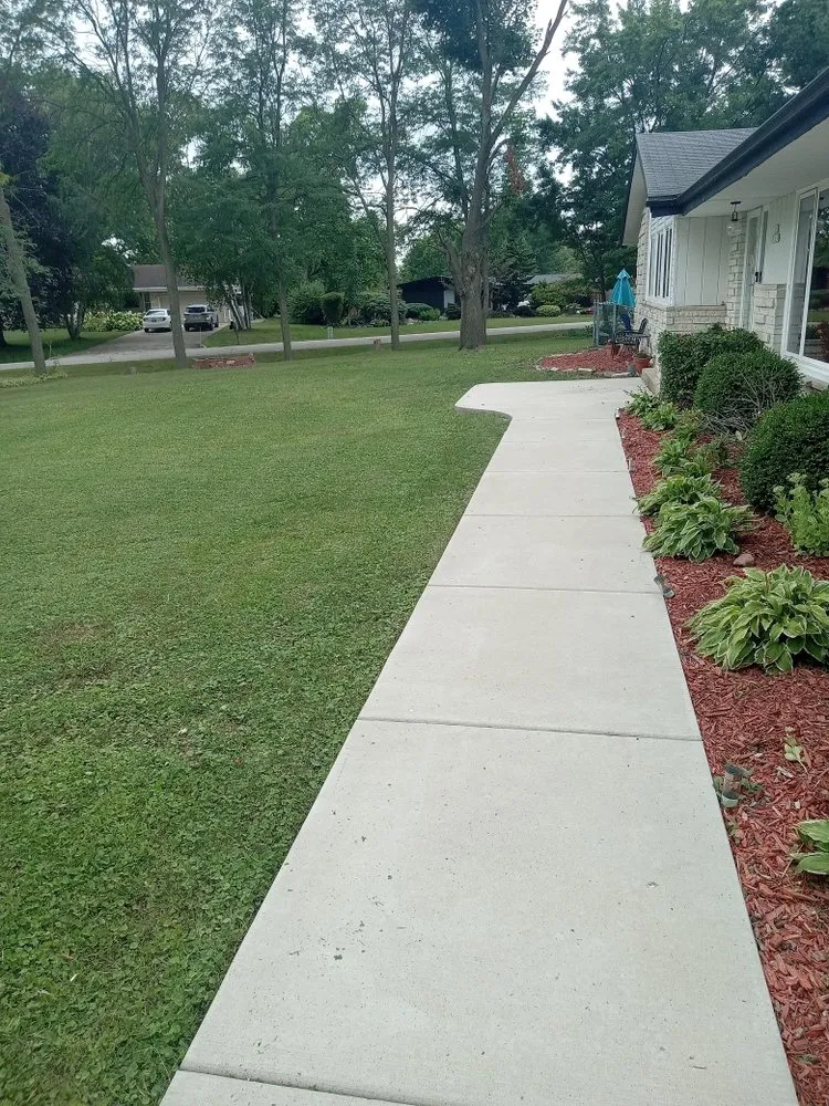 Local yard cleanup service in Milwaukee, WI - Grow Green