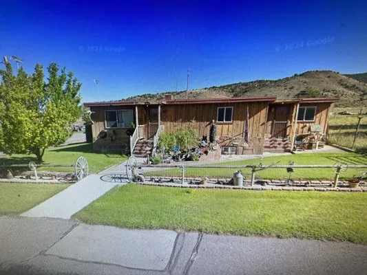 Gueras Landscaping Logo