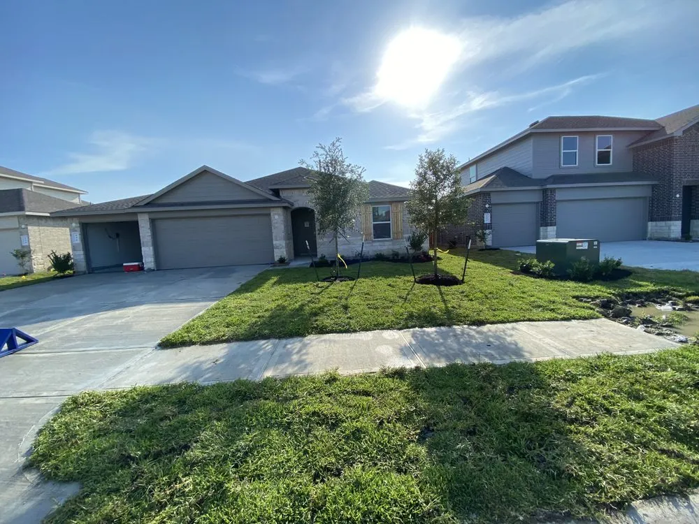 Custom yard maintenance in Stafford, TX - Guerrero lawn service