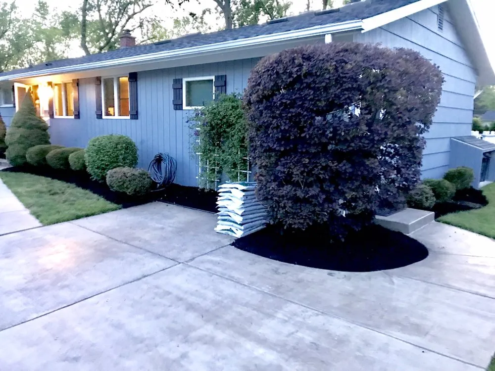 Custom landscaping services with custom design in Niagara Falls, NY by Guiliani Construction and Landscaping