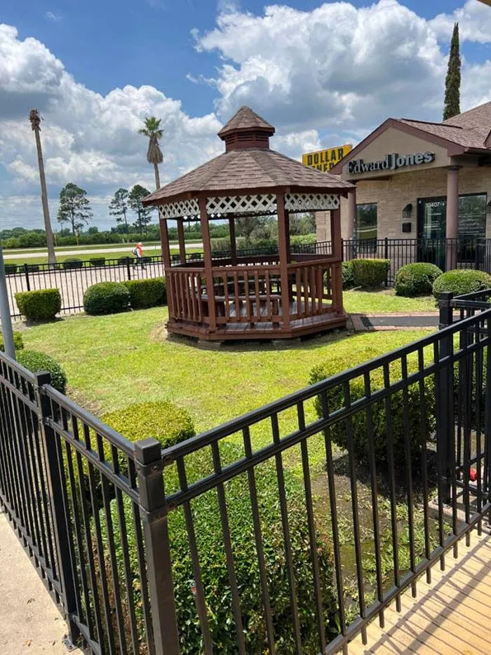 Professional outdoor landscaping with custom design across Rosharon, TX - Gulf Coast Commercial Services