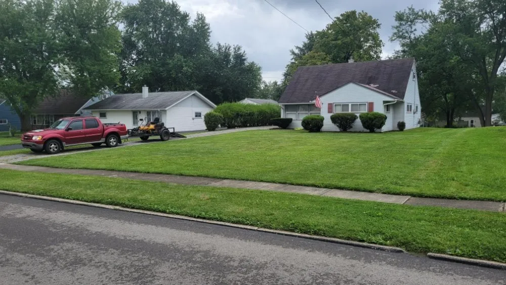 Custom yard maintenance in Youngstown, OH - Gunner's Lawn & Land