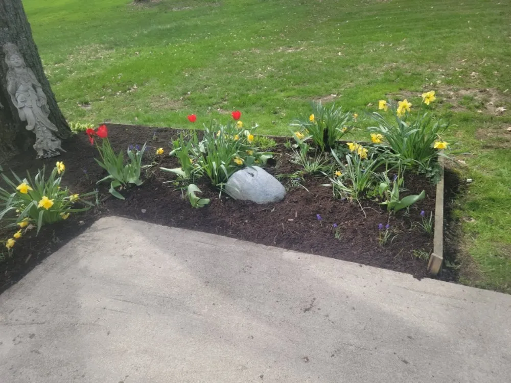 Custom garden landscaping experts serving Youngstown, OH - Gunner's Lawn & Land