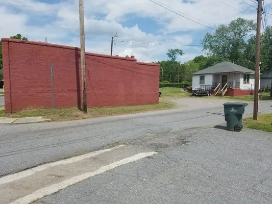 Gus's Landscaping Logo