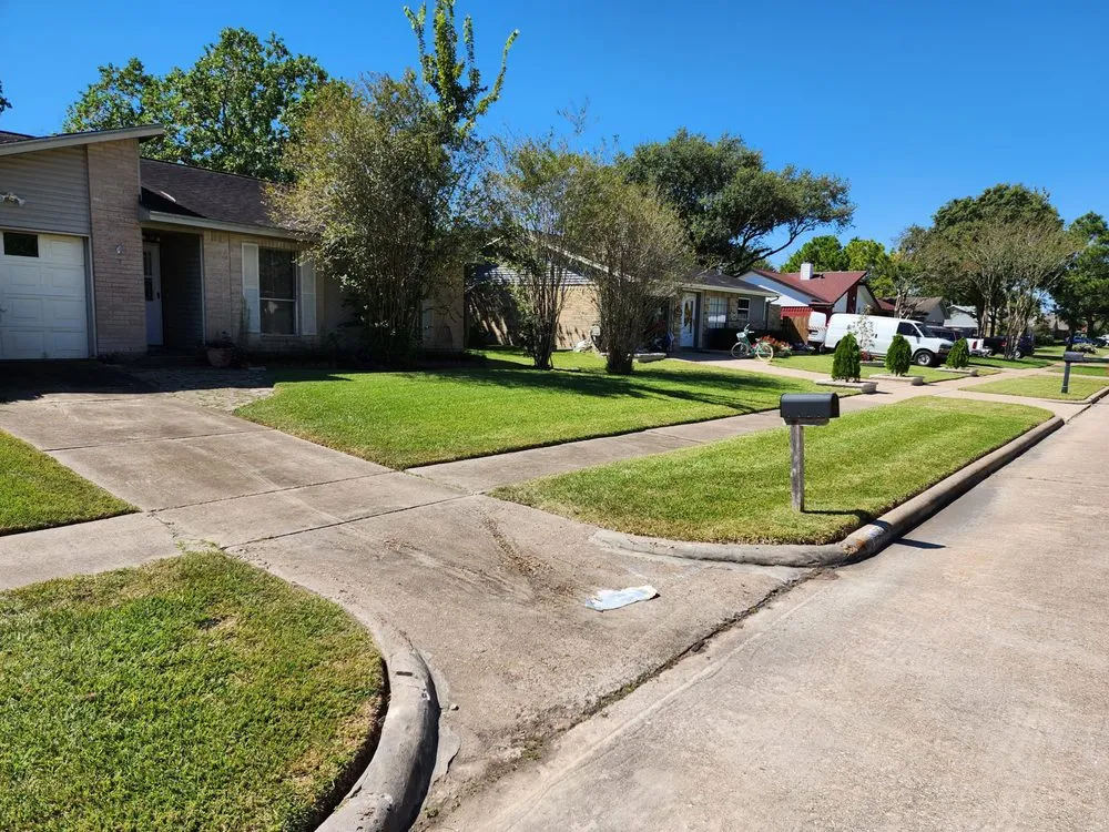Expert lawn mowing service experts serving La Marque, TX - Gutierrez Lawn Service