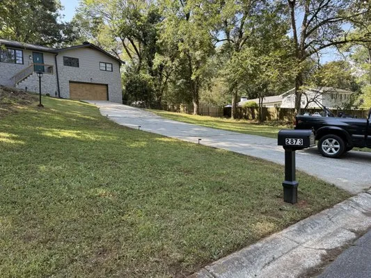 Guzman Lawn & Landscaping Logo