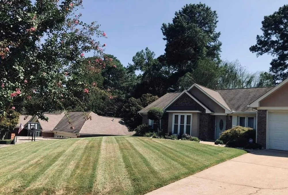 Custom yard maintenance in Eatonton, GA by Guzman Service Los Brothers Lanscaping