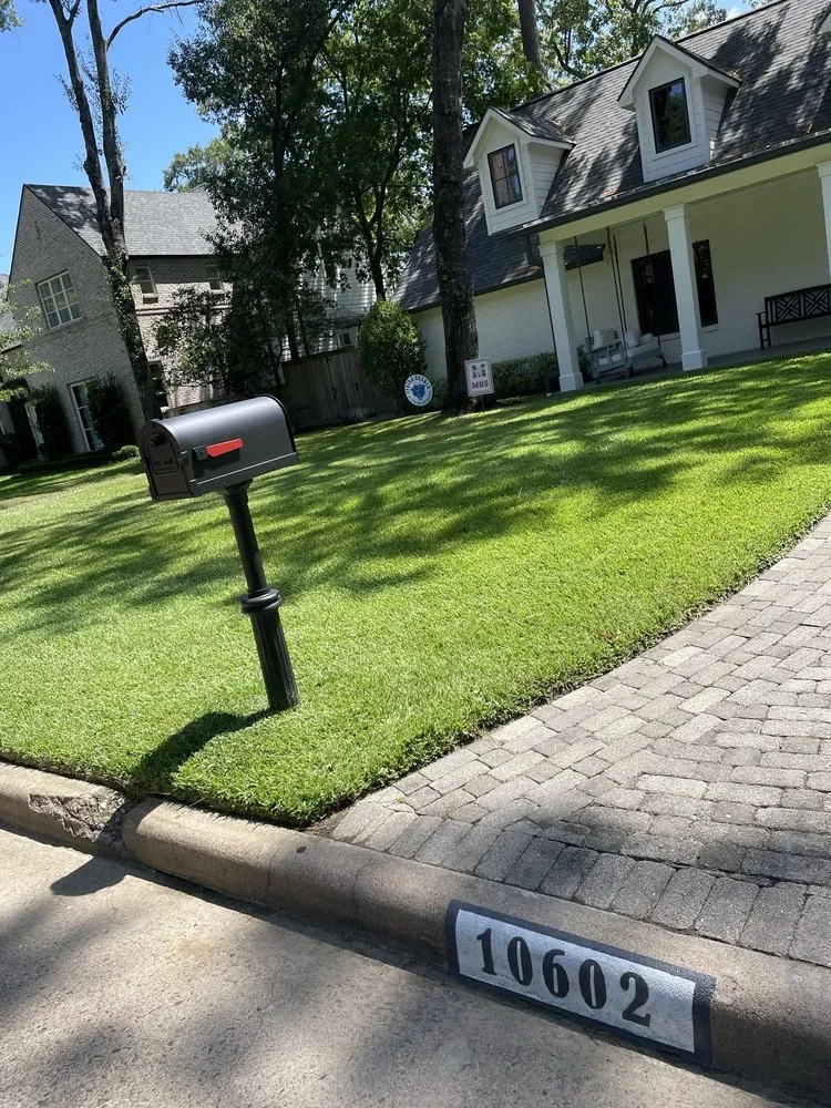 Custom lawn care service in Houston, TX by Guzman's Landscaping & Lawn Services