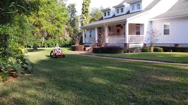 Hale's Lawn Service Logo