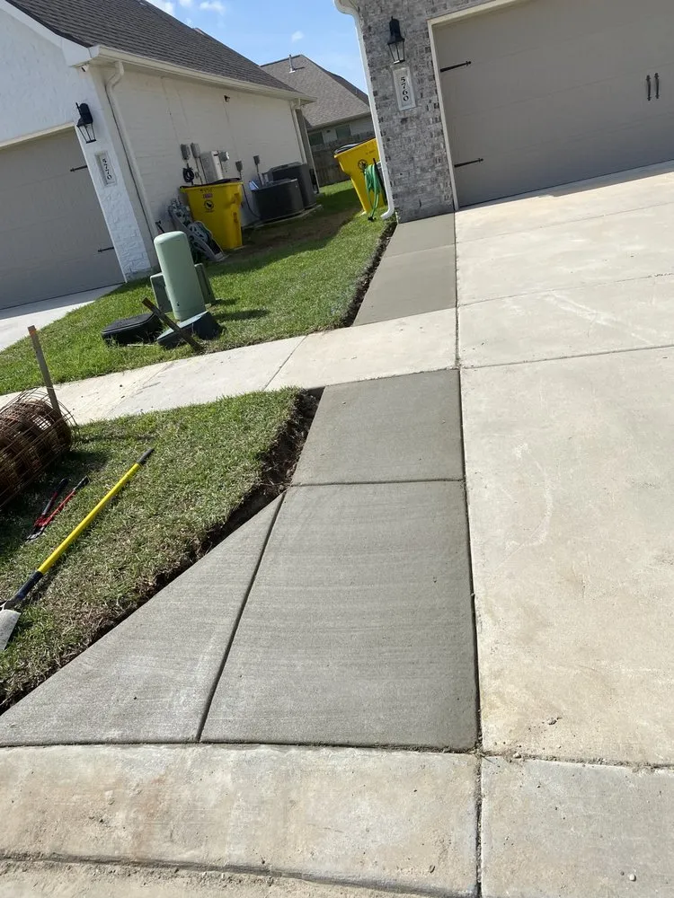 Expert garden landscaping with custom design in Baton Rouge, LA by Halo Construction & Landscaping