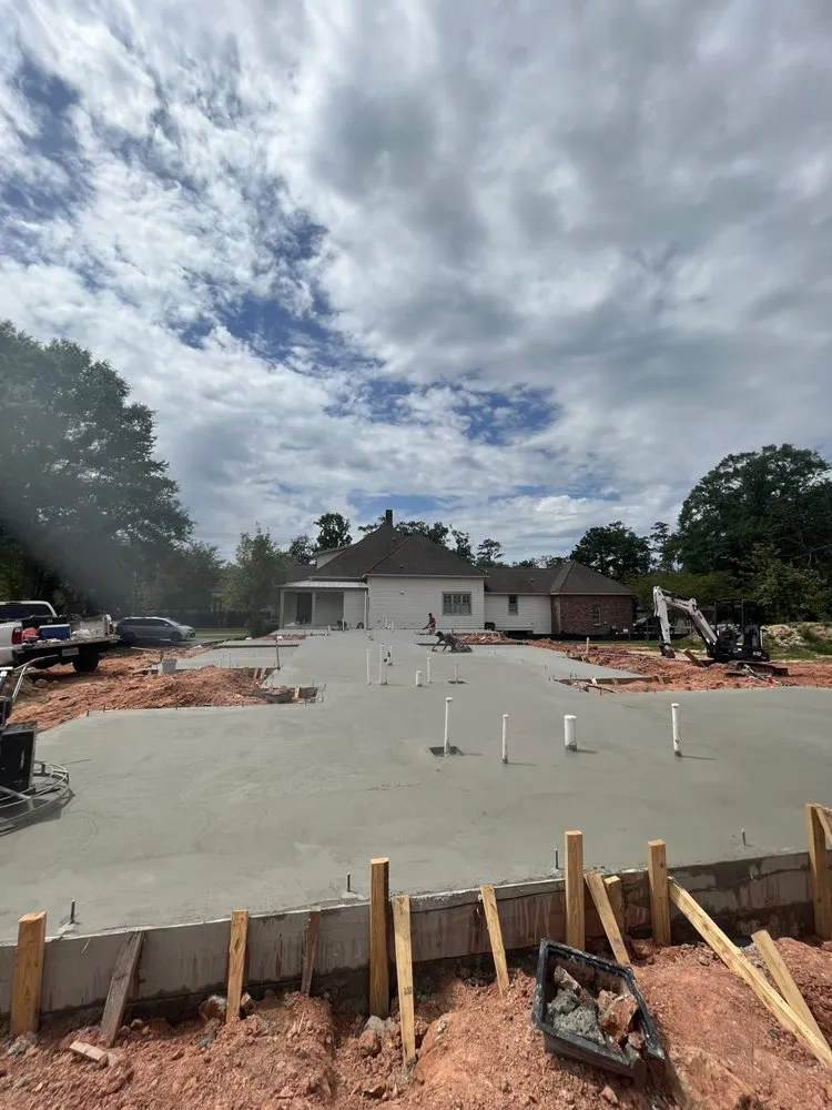 Expert yard cleanup service for homes in Baton Rouge, LA by Halo Construction & Landscaping