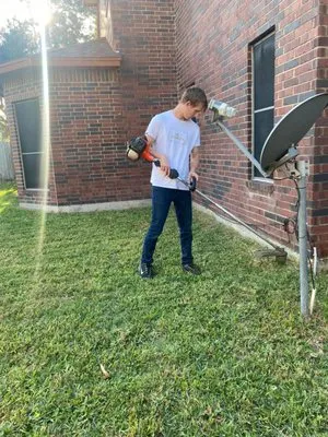 Hampton Lawn Care Logo