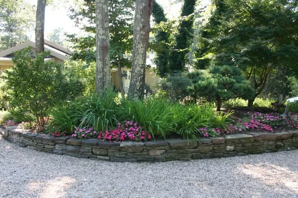 Hamptons Lawn & Home Services Logo