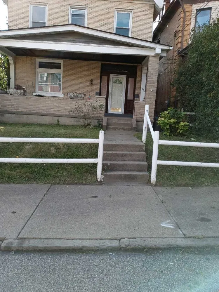 Expert lawn mowing service in McKees Rocks, PA - Hands IV Yinz