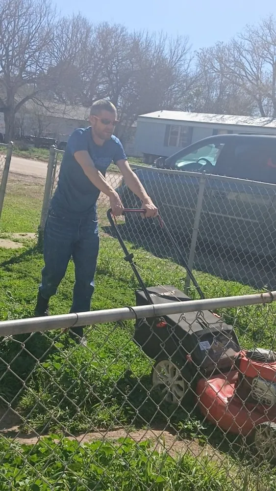 Local lawn care service in Mountain Home, TX - Handyman Peeps