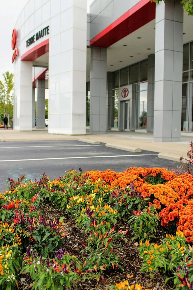 Expert garden landscaping with custom design in Terre Haute, IN by Hank Metzger Landscaping